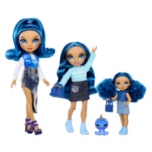 Rainbow high family skyler, confezione con 3 bambole snodabili in signature blue 28, 22 e 14 cm, borse bonus e animaletto magico - Rainbow High