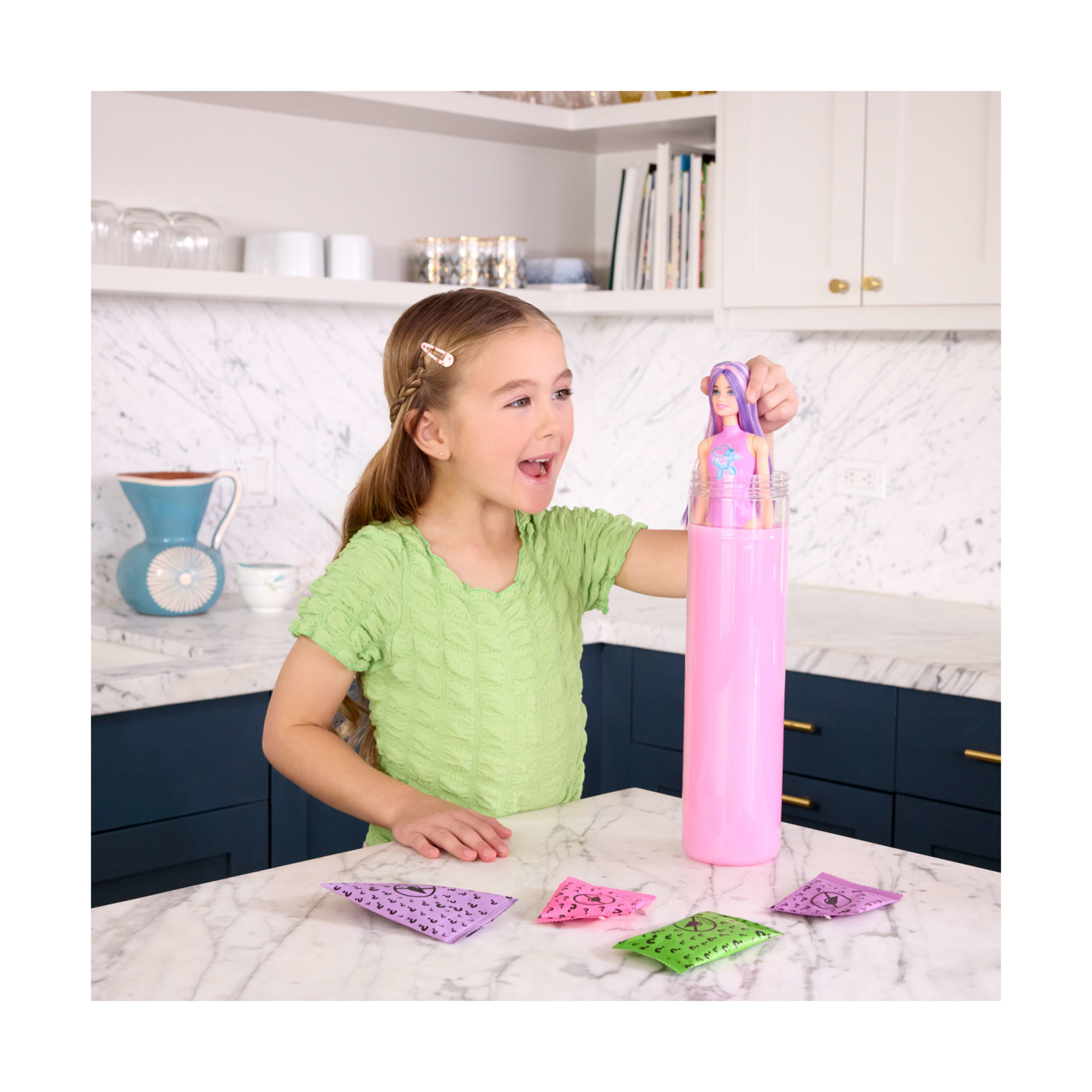 Barbie - color reveal assortita serie festa di compleanno, bambola effetto cambia colore con 6 accessori a sopresa e un mini palloncino - Barbie