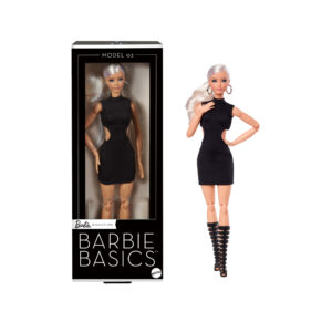 Barbie signature - barbie basics modello 02, bambola da collezione bionda, mini abito e stivali da gladiatrice neri, vestibilità universale - Barbie