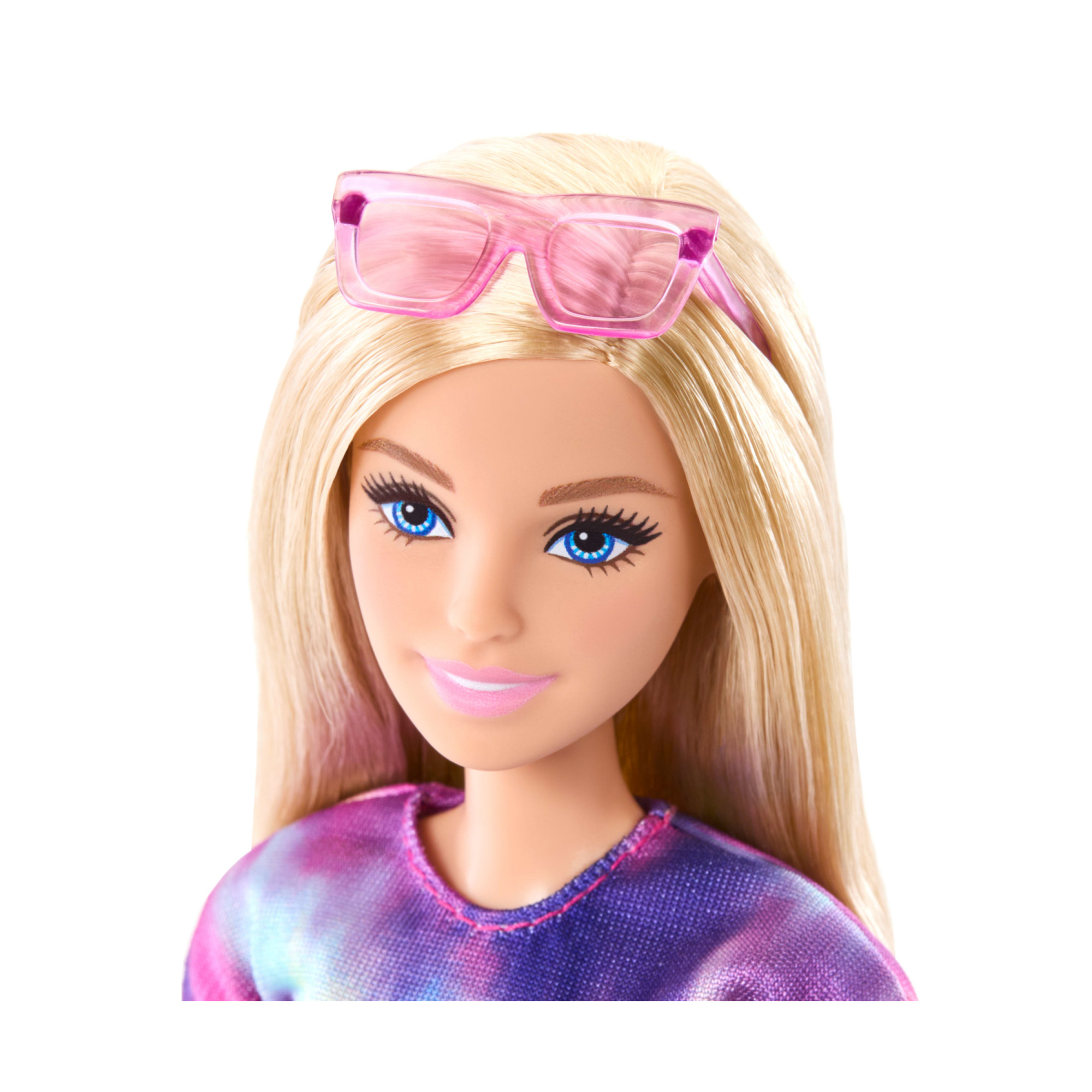 Barbie - malibu, bambola con outfit rimovibile e accessori inclusi, look ispirato alla serie barbie mysteries: beach detectives - Barbie