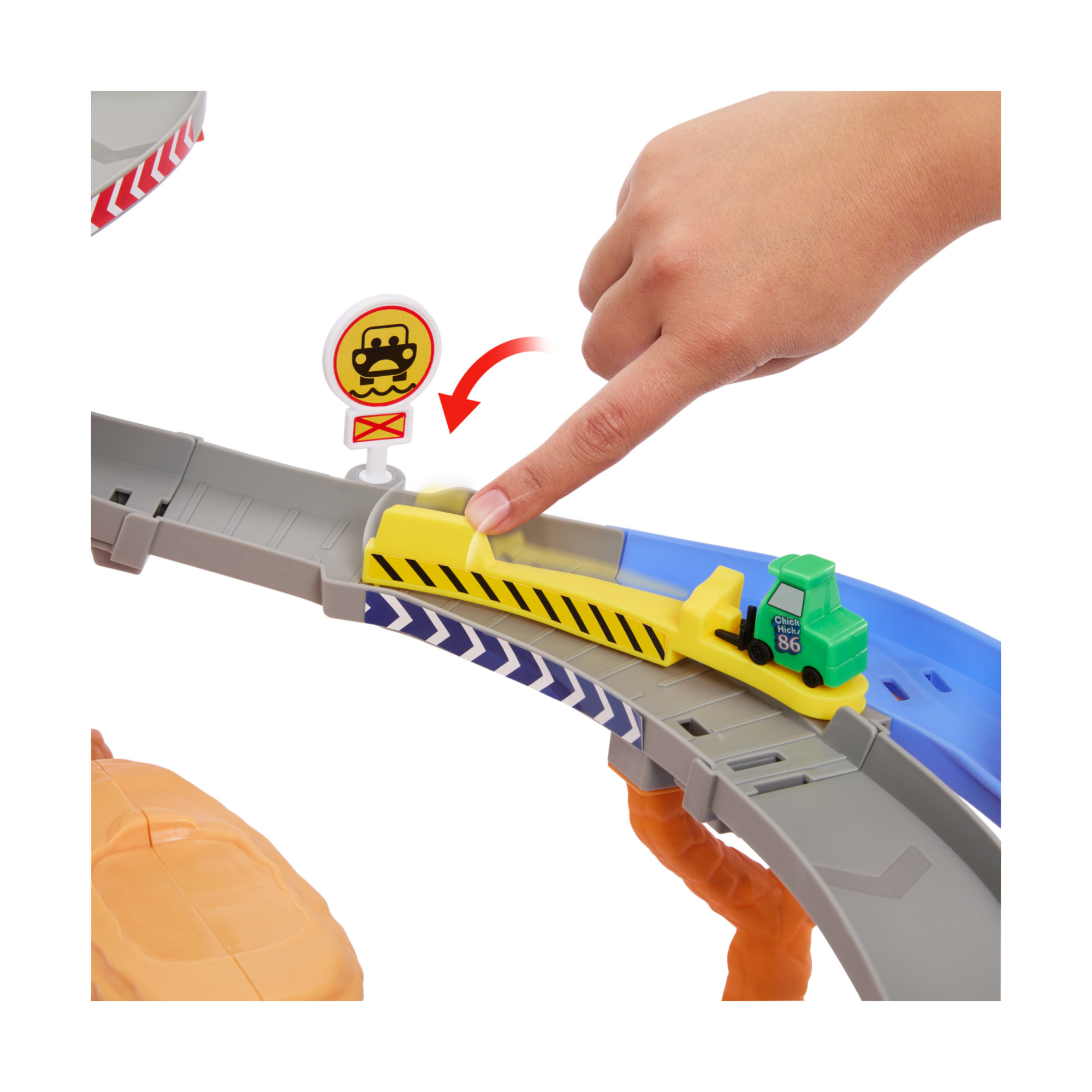 Mattel cars - sfreccia e soccorri circuito per soccorso stradale, set con 2 tipi di gara, saetta mcqueen, chicks hicks e 2 veicoli inclusi - Cars