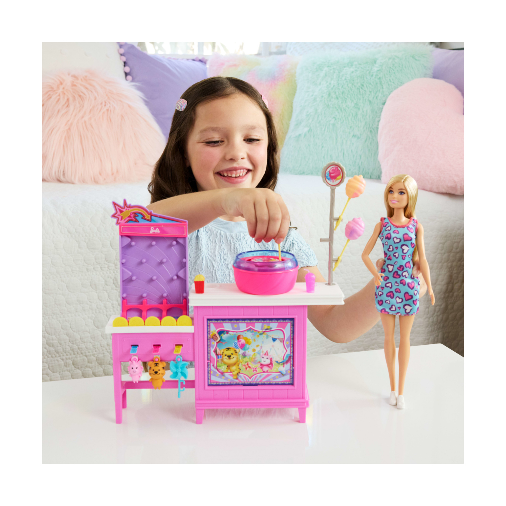 Barbie - chiosco dello zucchero filato, set con bambola e 20 accessori inclusi, ispirato alla serie barbie mysteries: beach detectives - Barbie