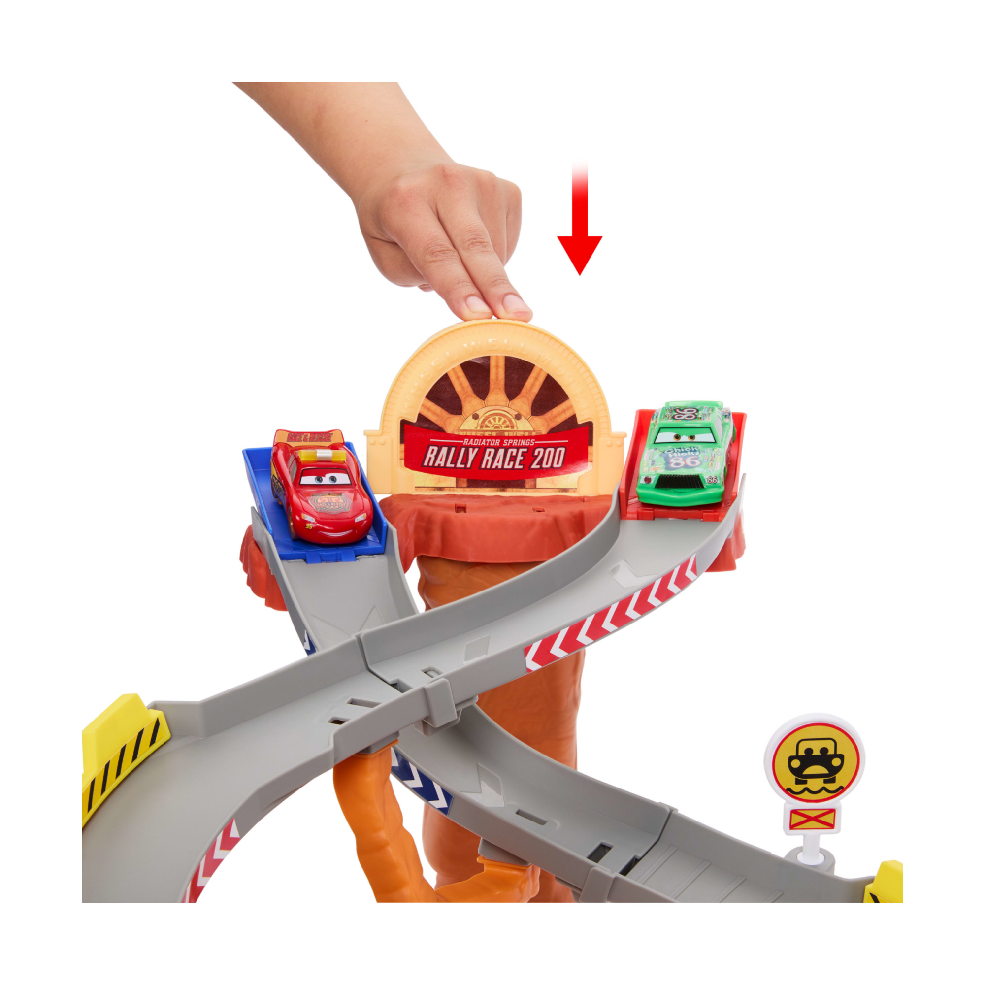 Mattel cars - sfreccia e soccorri circuito per soccorso stradale, set con 2 tipi di gara, saetta mcqueen, chicks hicks e 2 veicoli inclusi - Cars