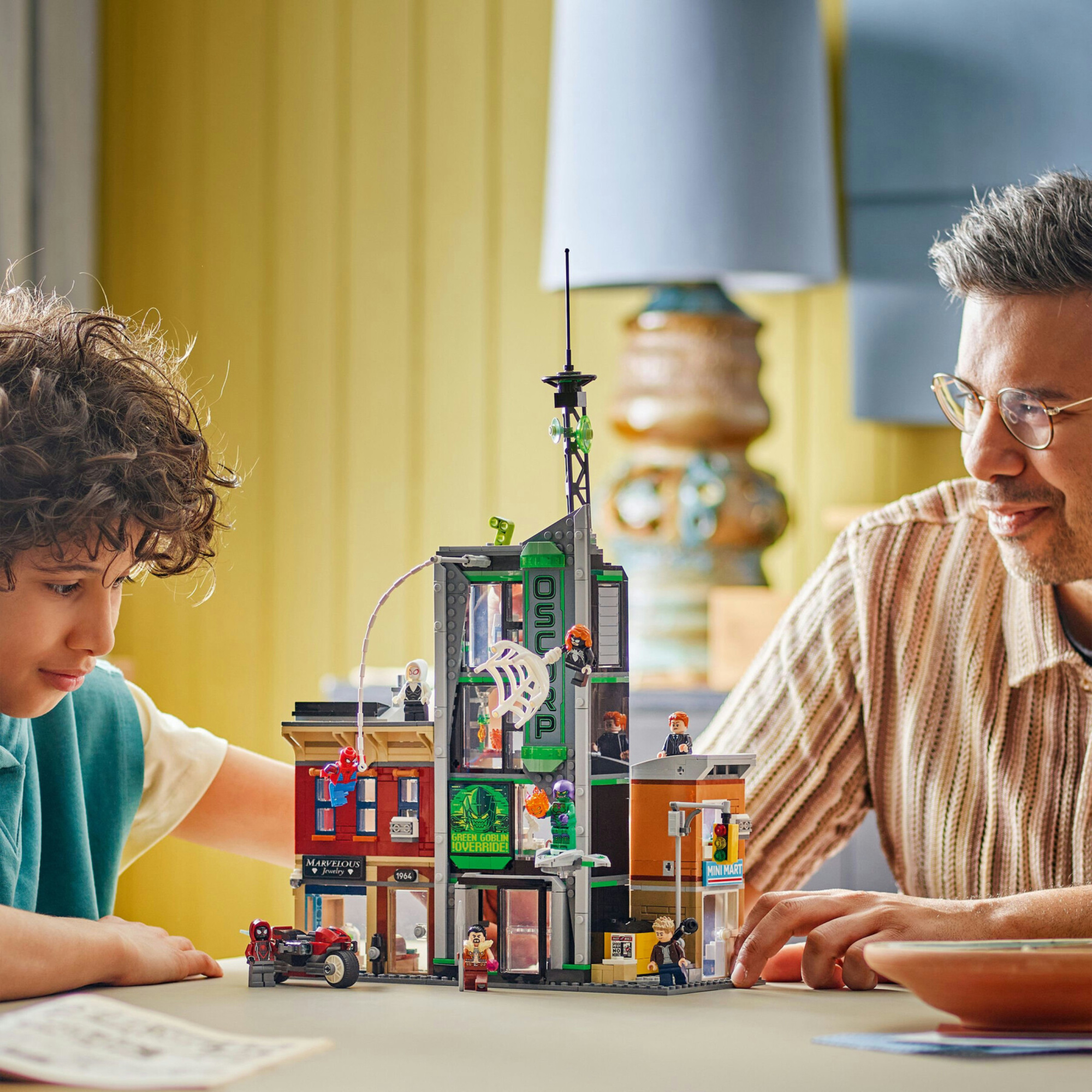 Lego marvel 76324 - spider-man vs oscorp con moto e 8 minifigure 10+ - LEGO SUPER HEROES, Lego