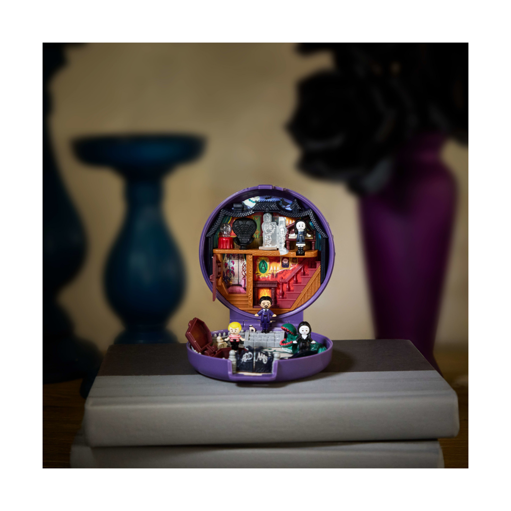 ​polly pocket - la famiglia addams, cofanetto in edizione speciale da collezione, con 4 bambole dei personaggi principali e 10 accessori - Polly Pocket