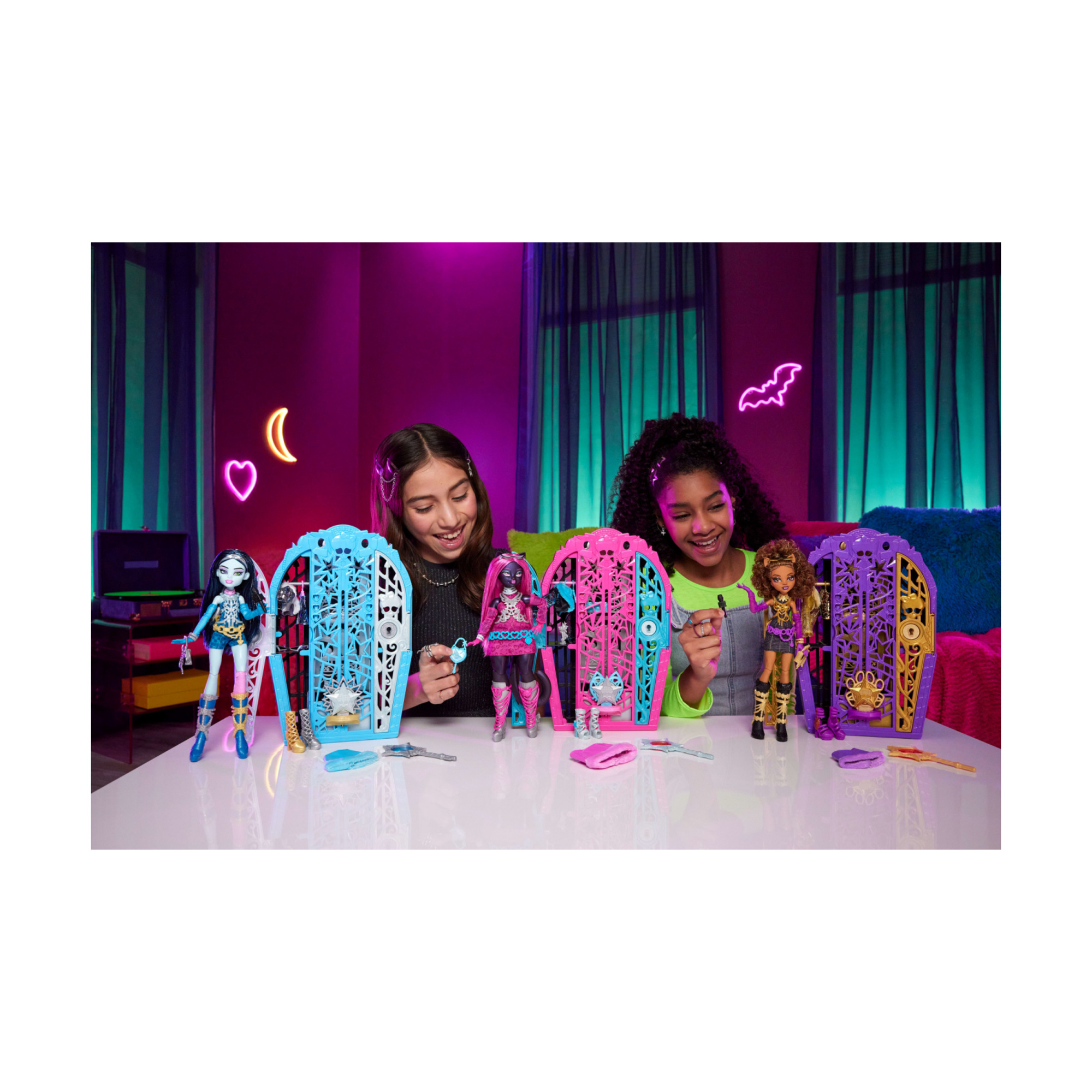 Monster high - frankie stein i misteri di hauntlywood, bambola con abiti, guardaroba e 19 accessori glamour a sorpresa - Monster High