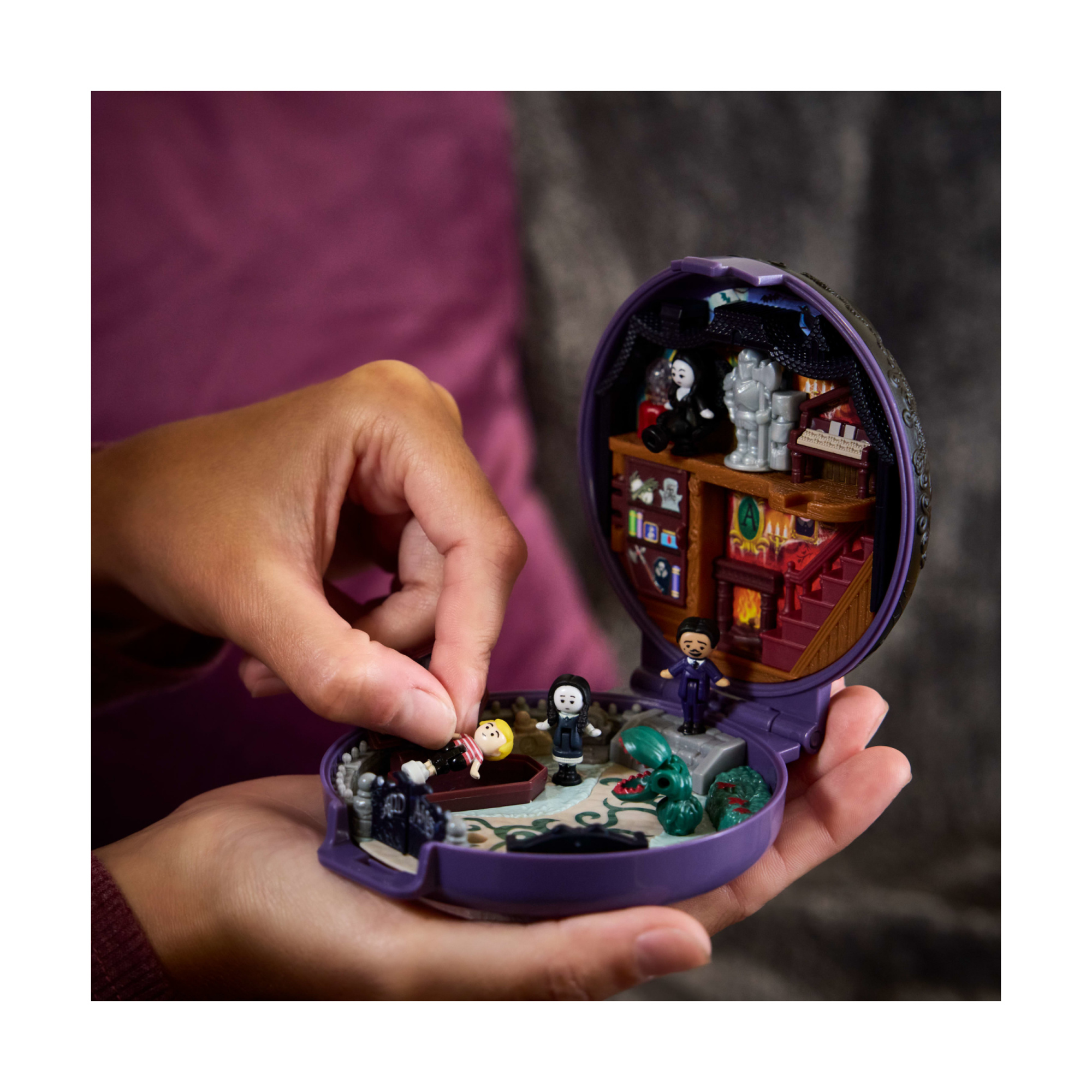 ​polly pocket - la famiglia addams, cofanetto in edizione speciale da collezione, con 4 bambole dei personaggi principali e 10 accessori - Polly Pocket
