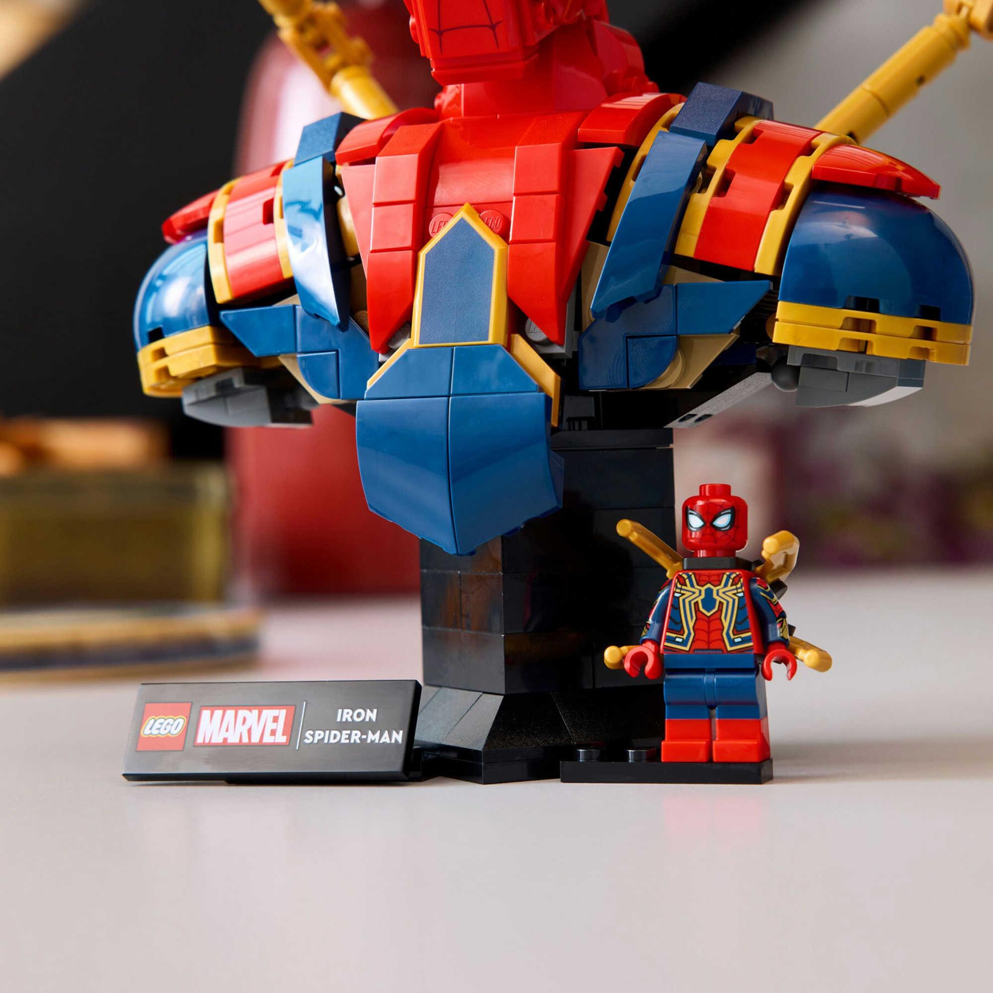 Marvel 76326 busto di iron spider-man, modello da esposizione per adulti con minifigure del supereroe, regalo da collezione - LEGO SUPER HEROES, Lego