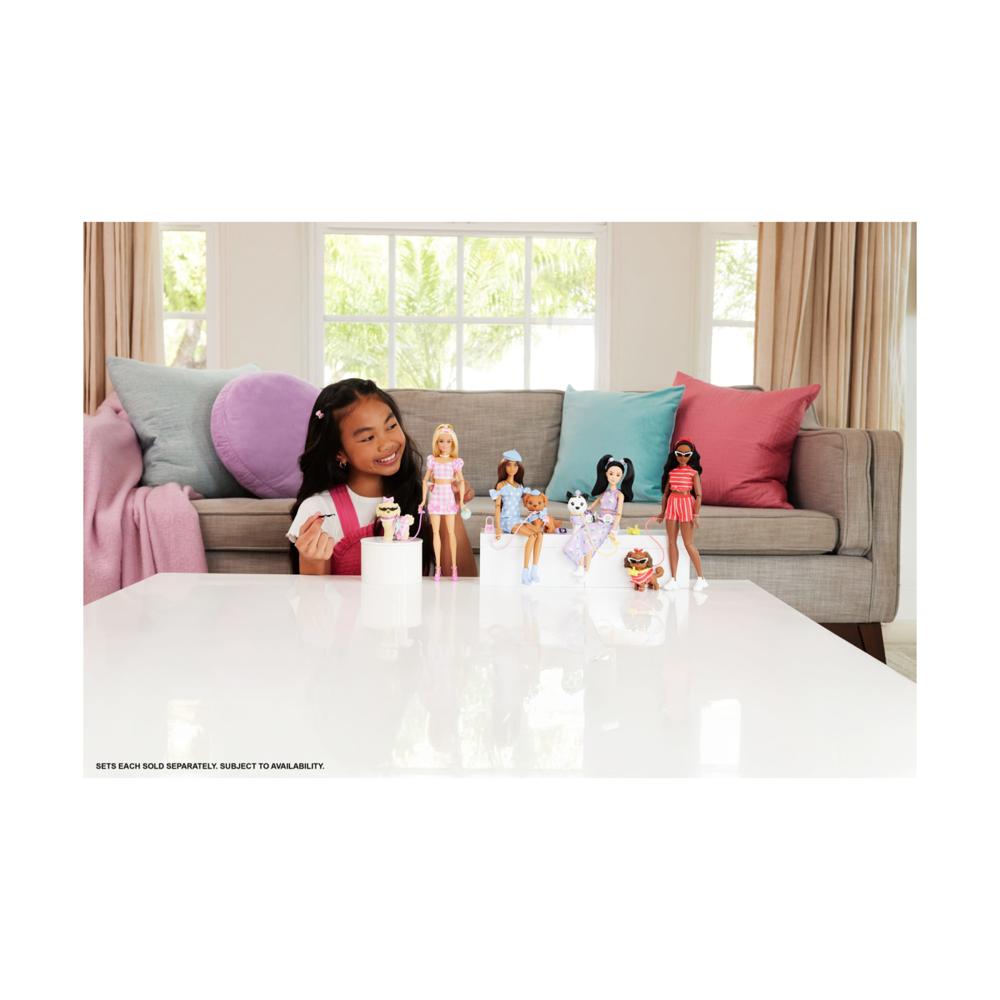 Barbie - cuccioli a passeggio quadretti azzurri, bambola castana e cagnolino in abiti a quadretti con accessori inclusi - Barbie