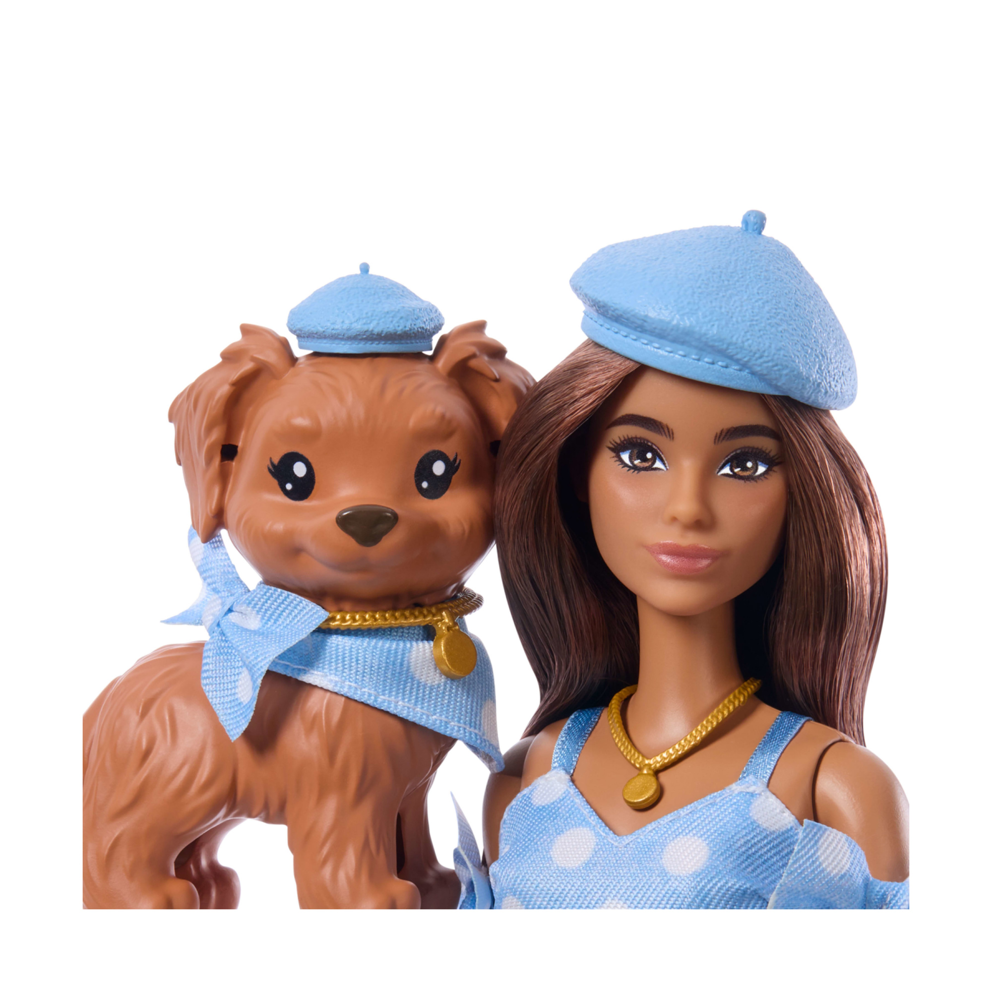 Barbie - cuccioli a passeggio quadretti azzurri, bambola castana e cagnolino in abiti a quadretti con accessori inclusi - Barbie