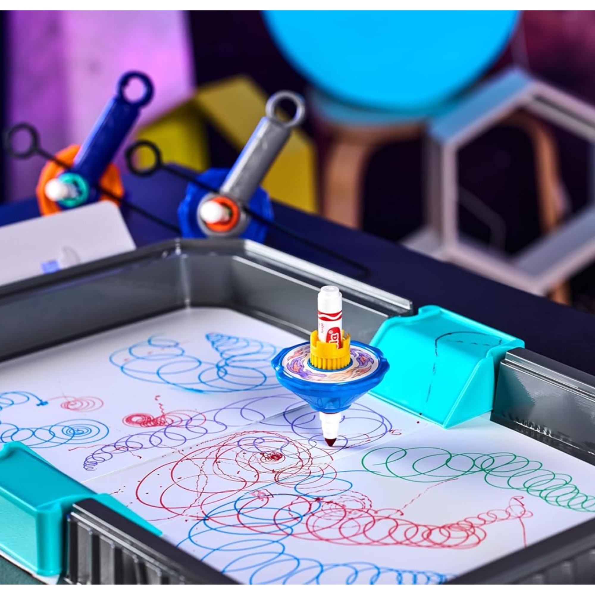 Crayola - colourwhirls, la trottola dei colori, set valigetta arena con 4 trottole - CRAYOLA