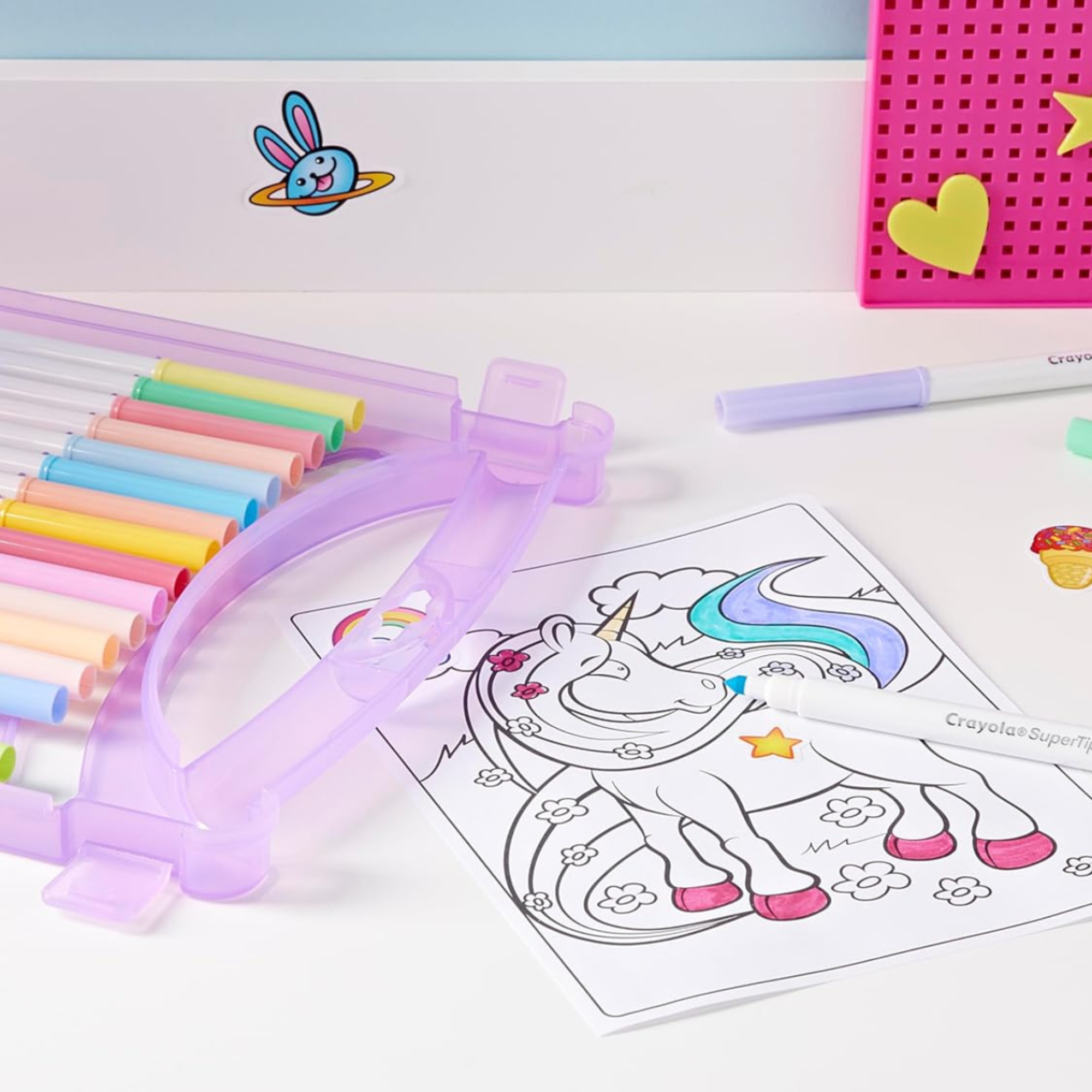 Crayola pastel valigetta rosa – set 65 pezzi con pennarelli lavabili supertips, colori assortiti pastello – attività creativa e regalo bambini 4+ - CRAYOLA