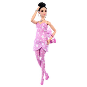 Barbie - deluxe style star wrap, bambola dai capelli neri con chignon, abito in denim rosa con stampa a stelle e calze coordinate - Barbie