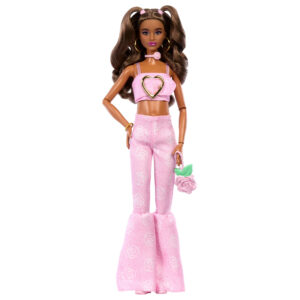 Barbie - deluxe style flare jeans,  bambola dai capelli castani mossi e top in denim rosa, jeans svasati con stampa rosa e accessori - Barbie