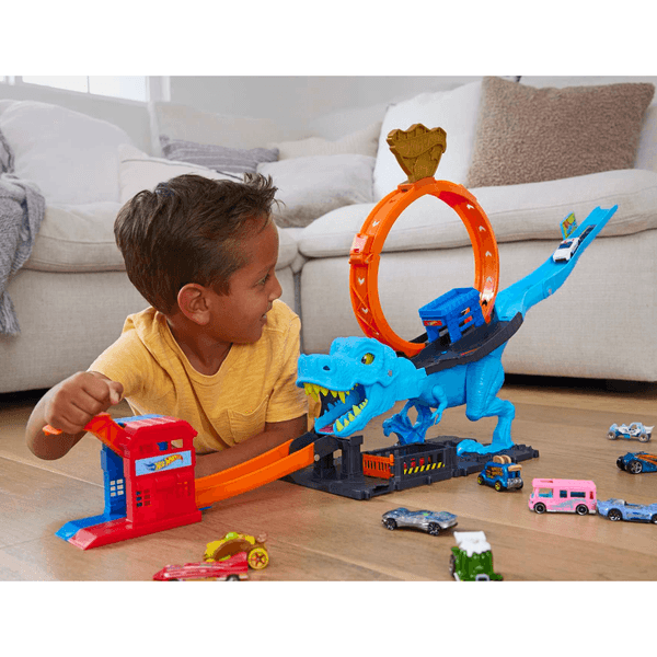 Hot wheels city - playset sfreccia sul t-rex, pista acrobatica con loop gigante e mega dinosauro t-rex, 1 macchinina in scala 1:64 inclusa, giocattolo per bambini, 4+ anni, hkx42 - Hot Wheels