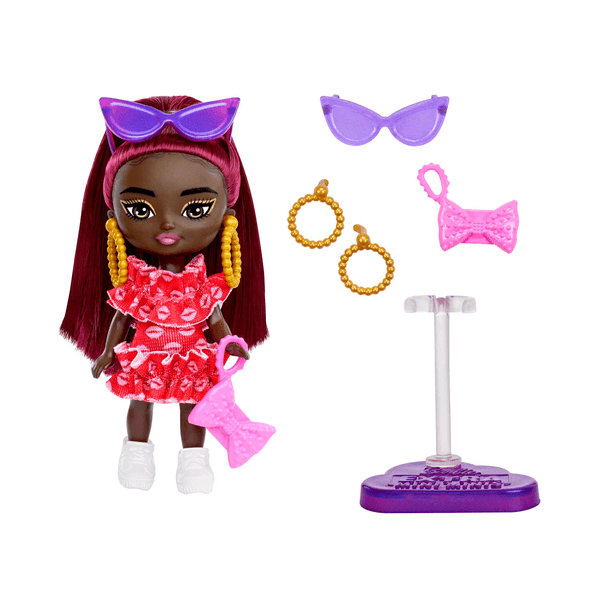 Barbie - barbie extra mini minis, bambola con capelli bordeaux e occhiali da sole, abito rosso con volant, vestiti e accessori, giocattolo per bambini, 3+ anni, hln47 - Barbie