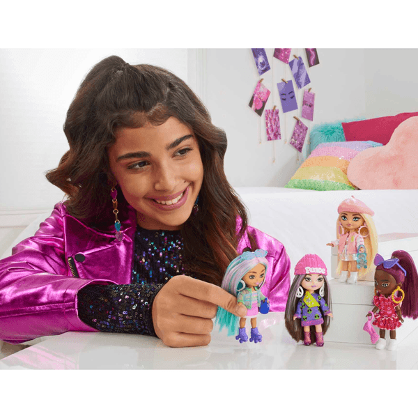 Barbie - barbie extra mini minis, bambola con capelli bordeaux e occhiali da sole, abito rosso con volant, vestiti e accessori, giocattolo per bambini, 3+ anni, hln47 - Barbie
