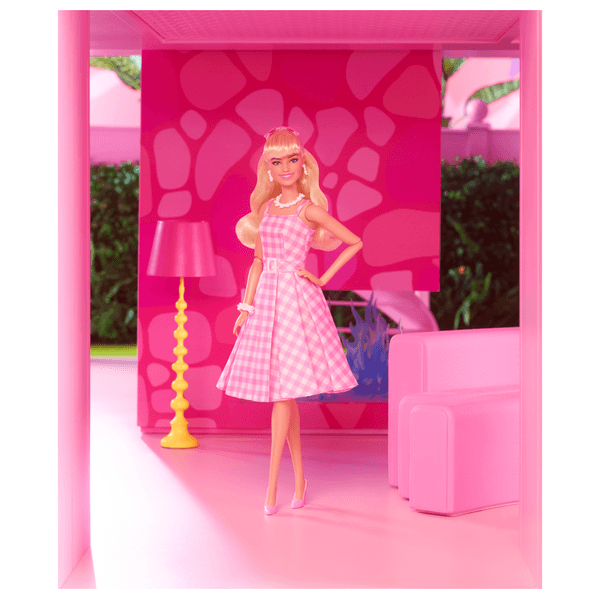 Barbie the movie - margot robbie, bambola del film barbie da collezione con abito vintage a quadretti rosa e bianco e collana con margherita, 3+ anni, hpj96 - Barbie