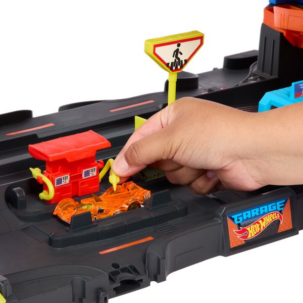 Hot wheels™ city mega garage playset con 2 macchinine die-cast, box per riporre oltre 50 macchinine - Hot Wheels