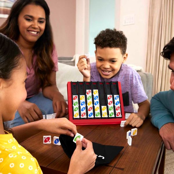 Uno quattro, posiziona quattro tessere e abbina colore e numero - MATTEL GAMES, UNO
