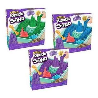 Kinetic sand, playset castelli di sabbia assortito, sabbia cinetica con base di gioco, sabbia magica, sabbia colorata a sorpresa 454gr, 3 formine incluse, giocattoli per bambini e bambine, 3+ anni - KINETIC SAND