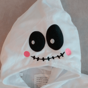 Mantellina fantasmino baby in morbido tessuto vellutato con simpatiche stampe ed applicazioni ricamate - CARNAVAL QUEEN
