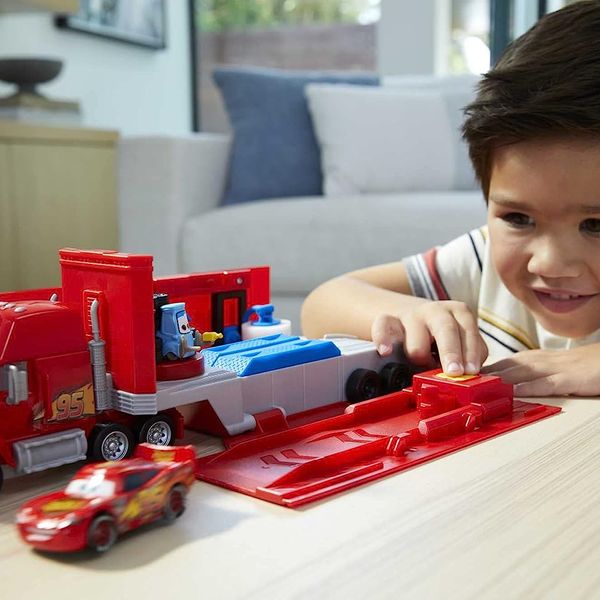 Disney pixar cars - mack trasformabile playset, giocattolo 2 in 1 con camion e officina per la messa a punto, con lanciatore, ponte , giocattolo per bambini 3+ anni - Cars