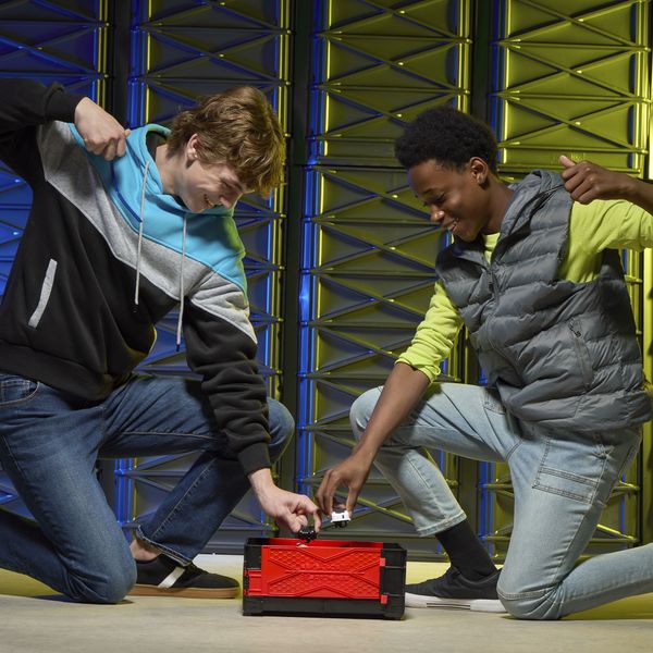 Beyblade x con l'arena clash and carry, ghiera x-celerator e trottole personalizzabili - BEYBLADE