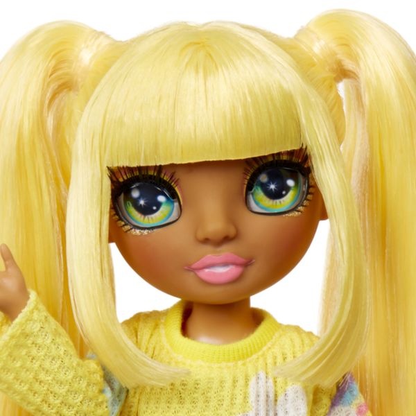 Rainbow high junior high pj party - sunny madison - bambola snodata da 22 cm con morbida tutina, pantofole e accessori da gioco - Rainbow High