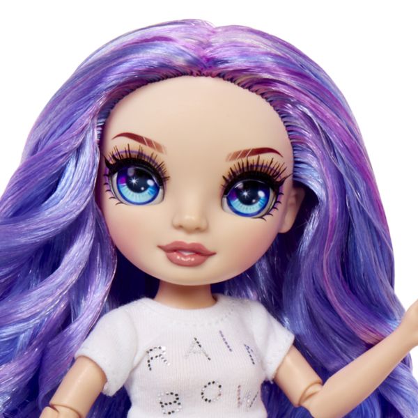 Rainbow high junior high pj party - violet willow - bambola snodata da 22 cm con morbida tutina, pantofole e accessori da gioco - Rainbow High