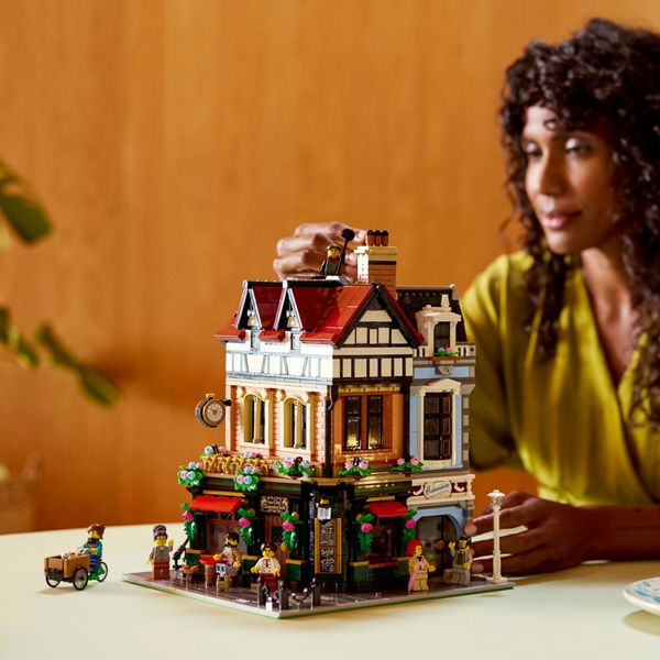 Lego icons 10350 edificio tudor, modellino di casa in miniatura, collezione modular building, regalo per adulti, uomo o donna - LEGO, LEGO ICONS