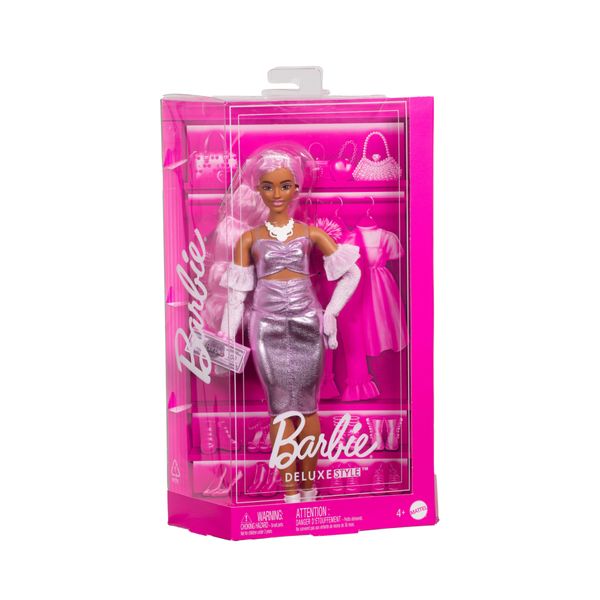 Barbie - bambola deluxe style n.1, con capelli rosa e abito barbiecore rosa lucido, accessori inclusi - Barbie