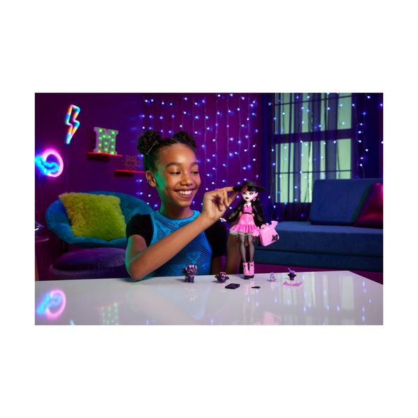 Monster high - draculaura, bambola dal look mostruoso con gatto-pipistrello conte favoloso e accessori inclusi - Monster High