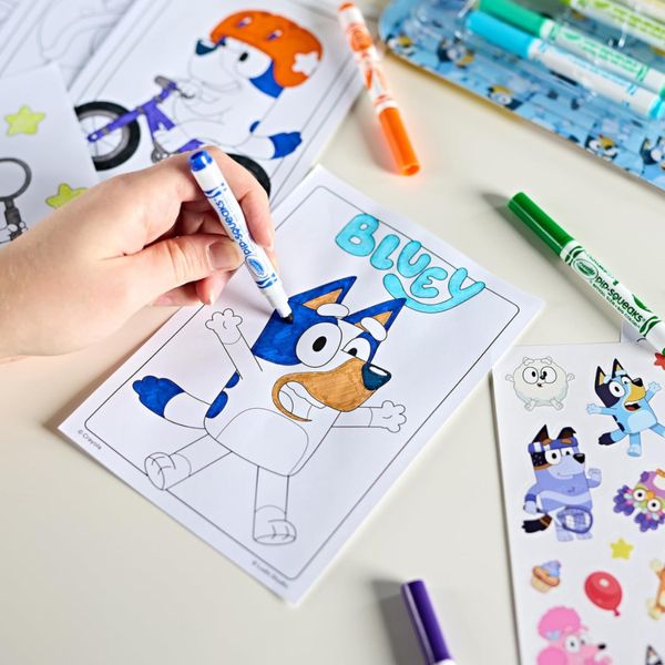 Crayola - valigetta colori & adesivi bluey, set con pennarelli, pagine da colorare, adesivi, 45 pezzi, regalo creativo per bambini, da 5 anni, 04-0784 - CRAYOLA