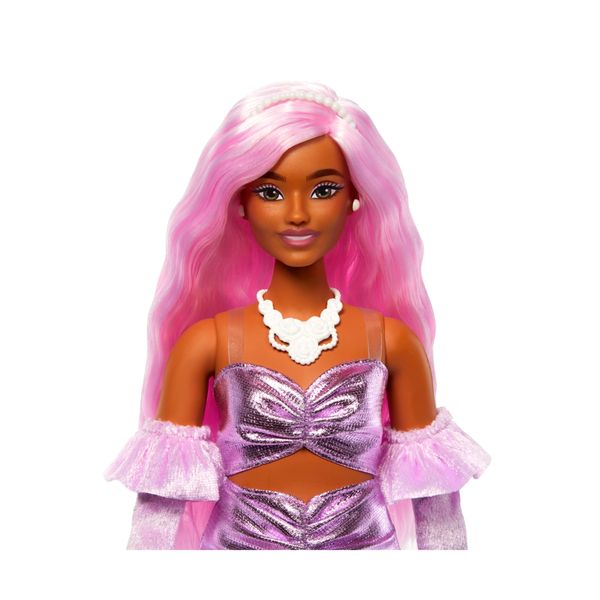 Barbie - bambola deluxe style n.1, con capelli rosa e abito barbiecore rosa lucido, accessori inclusi - Barbie