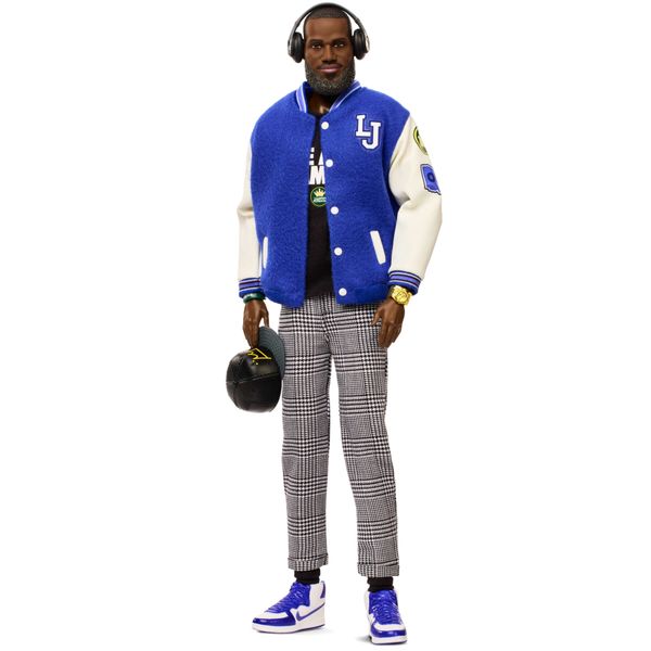 Barbie signature -  lebron james kenbassadors, bambola da collezione del campione nba con giacca in stile college e accessori inclusi - Barbie