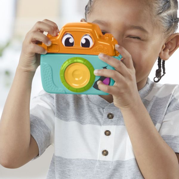 Play-doh prima macchina fotografica – set creativo per bambini dai 2 anni con fotocamera giocattolo, 3 vasetti di pasta, 7 accessori e tappetino - PLAY-DOH