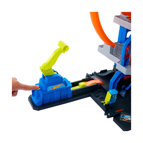 Hot wheels - mega garage, set pista con 3 livelli di gioco e 2 loop, macchinina, elicottero ed adattatori speed snap - Hot Wheels