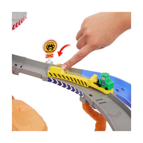 Mattel cars - sfreccia e soccorri circuito per soccorso stradale, set con 2 tipi di gara, saetta mcqueen, chicks hicks e 2 veicoli inclusi - Cars
