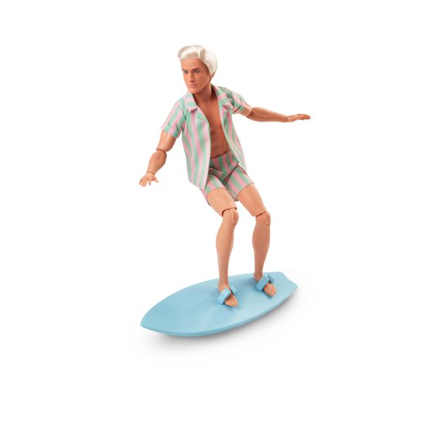 Barbie il film - ken giorno perfetto, bambola con completo da spiaggia a righe rosa e verde pastello, tavola da surf e sneakers - Barbie