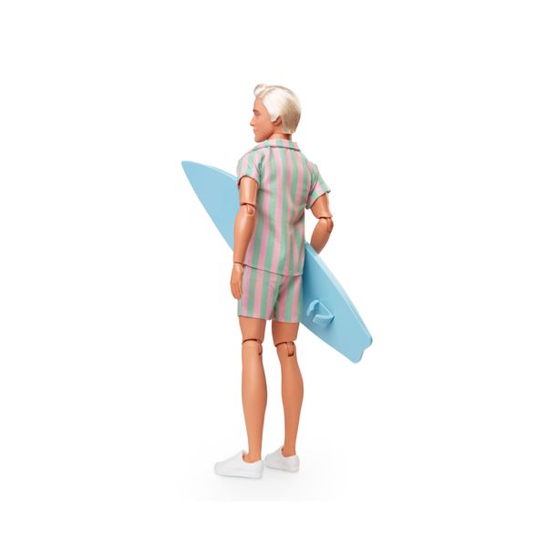 Barbie il film - ken giorno perfetto, bambola con completo da spiaggia a righe rosa e verde pastello, tavola da surf e sneakers - Barbie