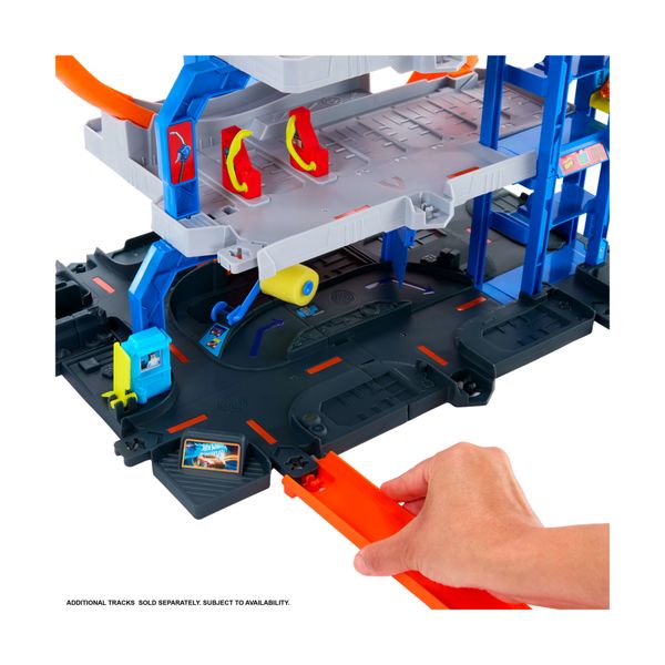 Hot wheels - mega garage, set pista con 3 livelli di gioco e 2 loop, macchinina, elicottero ed adattatori speed snap - Hot Wheels