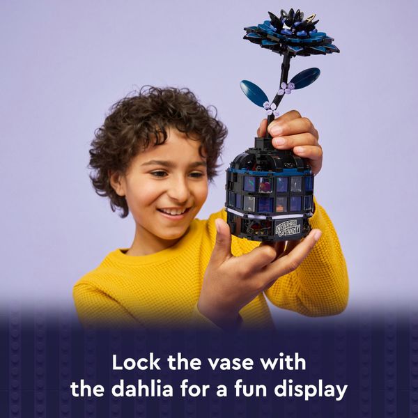 Lego 76784 - wednesday fiore di dalia nero con 2 bamboline, 9+ anni - LEGO