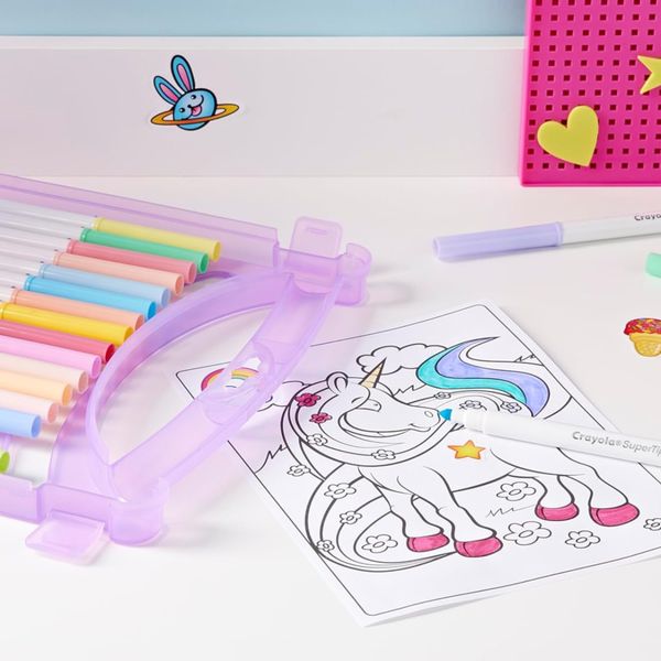 Crayola pastel valigetta rosa – set 65 pezzi con pennarelli lavabili supertips, colori assortiti pastello – attività creativa e regalo bambini 4+ - CRAYOLA