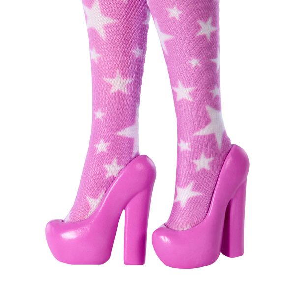 Barbie - deluxe style star wrap, bambola dai capelli neri con chignon, abito in denim rosa con stampa a stelle e calze coordinate - Barbie