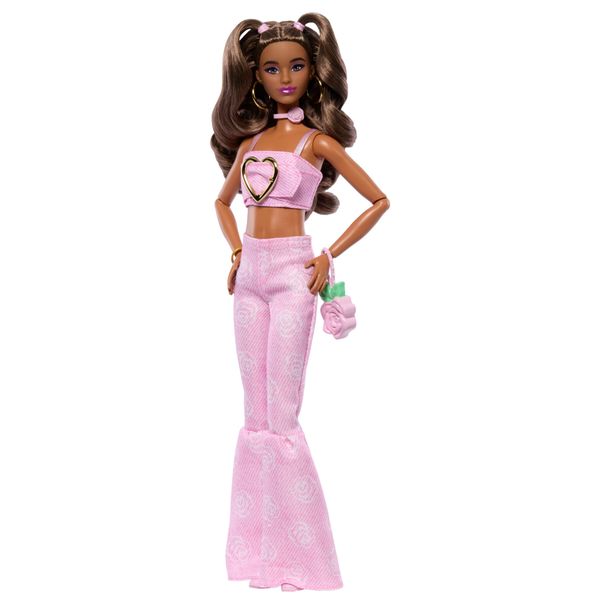 Barbie - deluxe style flare jeans,  bambola dai capelli castani mossi e top in denim rosa, jeans svasati con stampa rosa e accessori - Barbie