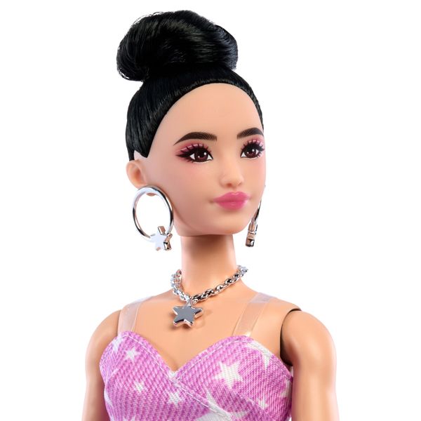 Barbie - deluxe style star wrap, bambola dai capelli neri con chignon, abito in denim rosa con stampa a stelle e calze coordinate - Barbie
