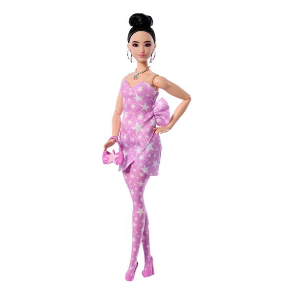 Barbie - deluxe style star wrap, bambola dai capelli neri con chignon, abito in denim rosa con stampa a stelle e calze coordinate - Barbie