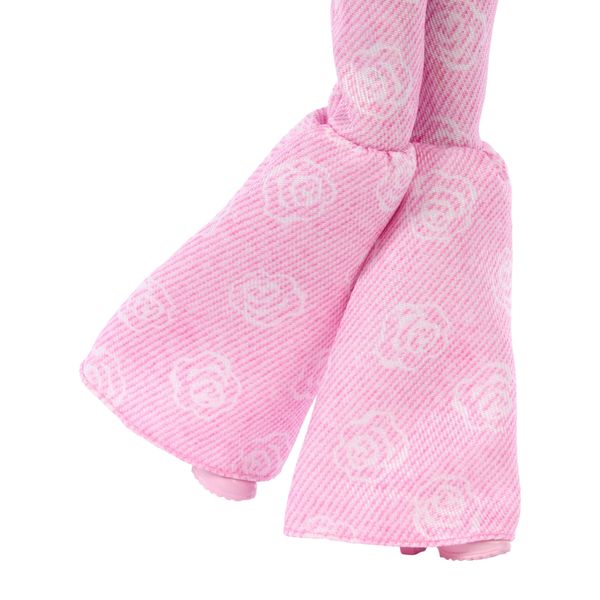 Barbie - deluxe style flare jeans,  bambola dai capelli castani mossi e top in denim rosa, jeans svasati con stampa rosa e accessori - Barbie