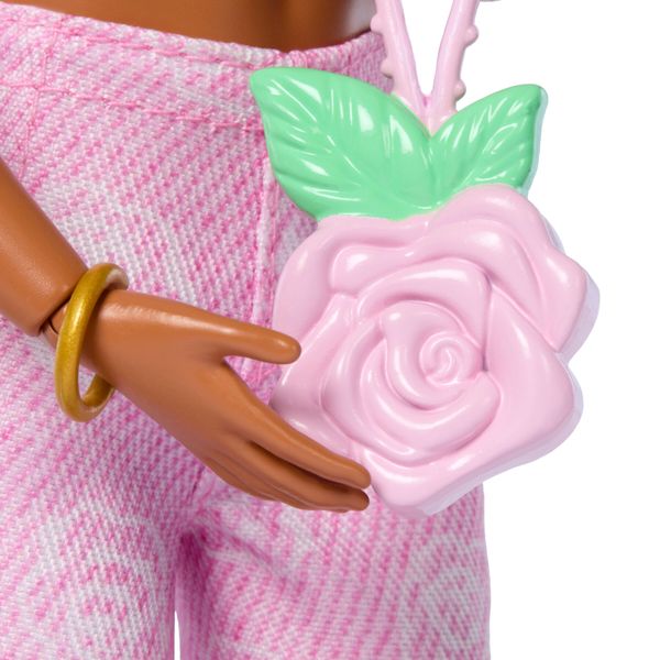 Barbie - deluxe style flare jeans,  bambola dai capelli castani mossi e top in denim rosa, jeans svasati con stampa rosa e accessori - Barbie